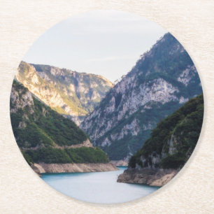 Posavasos Redondo De Papel cañón del río Piva en el norte de Montenegro.