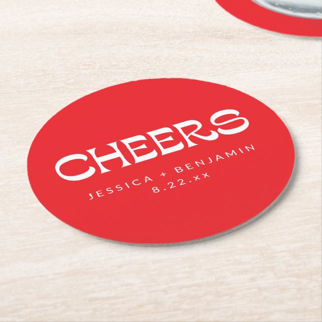 Posavasos Redondo De Papel Cheers Groovy Red White Typography Names Wedding  (En perspectiva)