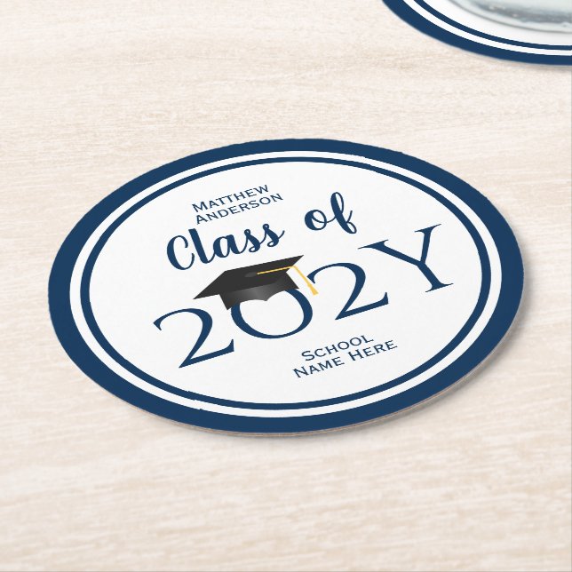 Posavasos Redondo De Papel Class of 2023 Elegant Navy Blue Graduation Party (En perspectiva)