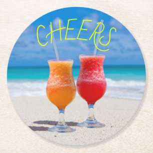 Posavasos Redondo De Papel Cócteles en la playa de dos bebidas Cheers en el p