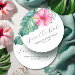 Posavasos Redondo De Papel Cumpleaños Guardar El Tema Tropical De La Fecha<br><div class="desc">Estos cumpleaños ahorran las tarjetas de la montaña rusa de dátiles y cuentan con una cubierta superior de elegantes flores tropicales acuáticas y hojas de palma de monstera. Las palabras "Save the Date" (Guardar la fecha) se escriben en gris carbón sobre un fondo blanco y nítido. Utilice los campos de...</div>