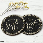 Posavasos Redondo De Papel Dulce 16 Purpurina de oro negro Moda Confetti Cump<br><div class="desc">"Feliz dulce 16". Celebra su cumpleaños con esta divertida, impresionante, simple, personalizada montaña rusa de papel. La tipografía del guión de purpurina dorado y el confetti superponen un fondo negro. Personalice el texto del personalizado con el nombre de su hija. Elija entre varias formas. Se vende como un conjunto de...</div>