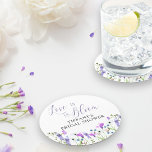 Posavasos Redondo De Papel El amor está en la ducha de flores naturales púrpu<br><div class="desc">El amor está en las duchas de flores de flor silvestre Bloom para personalizar. Delicado y femenino diseño botánico está escrito a mano con "el amor está en flor" en elegante caligrafía de escritura. Tiene un borde de bonito de flores silvestres acuáticas en tonos lilas, lavanda, púrpura, rosa y azul....</div>