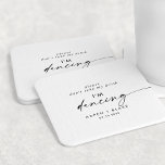 Posavasos Redondo De Papel El guión moderno no bebo mi baile<br><div class="desc">Este guión moderno, "por favor, no tomes mi bebida, estoy bailando", es perfecto para una minimalista recepción nupcial. El sencillo diseño en blanco y negro presenta una tipografía industrial única con un estilo boho moderno. Personalizable de cualquier color. Mantenga el diseño minimalista y elegante, tal como está, o lo personalice...</div>