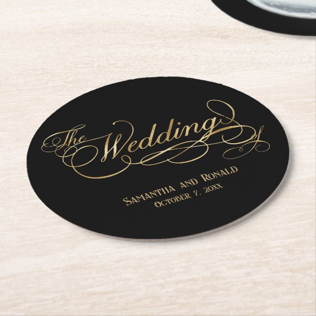 Posavasos Redondo De Papel Elegant Black and Faux Gold Calligraphy Wedding (En perspectiva)