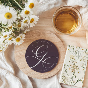 Posavasos Redondo De Papel Elegante Caligrafía “G” Bodas de Ciruelo