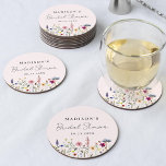 Posavasos Redondo De Papel Elegante flor silvestre Meadow Rubor Pink Bridal S<br><div class="desc">Elegantes duchas de papel de novia floridas con un borde inferior de flores silvestres acuáticas y follaje en tonos rosas, amarillos, violetas, azules y verdes sobre un fondo rosa rubor. Personalice las duchas de la novia con el nombre de la futura novia y la fecha. Las torres de flores silvestres...</div>