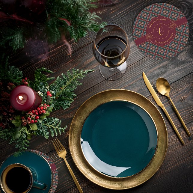 Posavasos Redondo De Papel Elegante Navidad de Monograma Dorado (Elegant Gold Monogram Holly and Berries and Rich Dark Plaid Christmas Holiday Round Paper Coaster)
