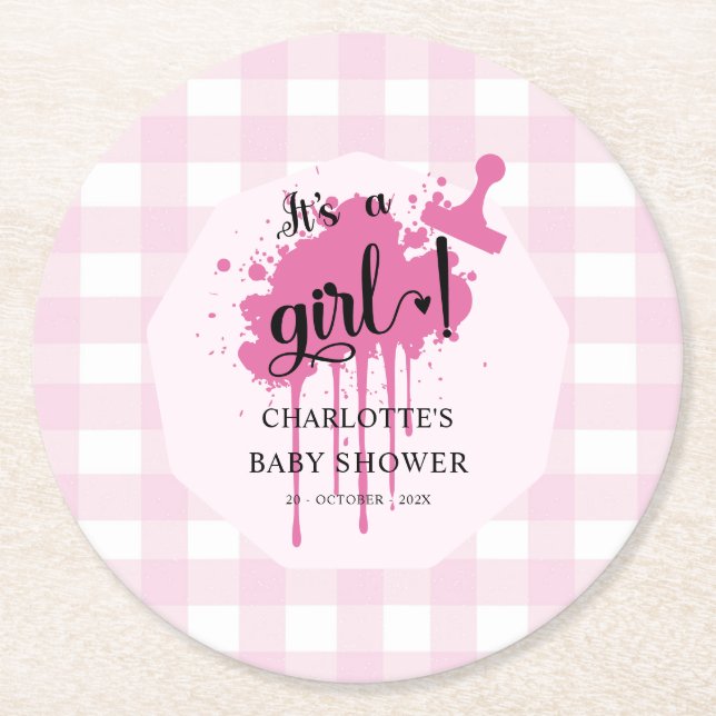 Posavasos Redondo De Papel Es un Chica Pastel Rosa Gingham Baby Shower (Anverso)