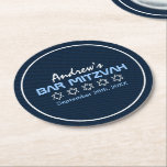 Posavasos Redondo De Papel Estrella de David Pattern Bar Mitzvah<br><div class="desc">La montaña rusa de papel de la estrella de David Pattern Bar Mitzvah presenta patrones de cinco estrellas alineados horizontalmente sobre un fondo azul oscuro a rayas, todo ello dentro de un borde circular blanco. El título "Bar Mitzvah" y la fecha específica están en azul pálido. Disponible también para mitzvahs...</div>