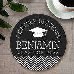 Posavasos Redondo De Papel Felicitaciones Graduado PUEDE EDITAR COLOR<br><div class="desc">Un diseño moderno y mínimo para una celebración de graduación. Añada el texto del personalizado de su graduado al diseño en blanco y negro para hacer un recuerdo o un favor de una fiesta de graduación.</div>