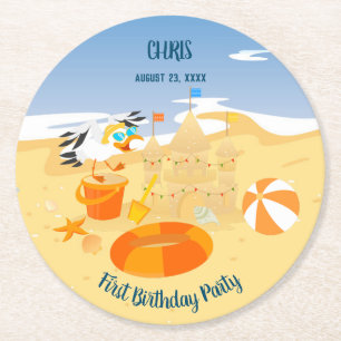 Posavasos Redondo De Papel Fiesta de cumpleaños de bebé niño en la playa con