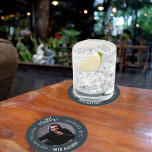 Posavasos Redondo De Papel Fiesta de cumpleaños gris, foto de leyenda del mit<br><div class="desc">Un fondo gris de carbón vegetal clásico. Texto: El hombre,  el mito,  la leyenda. Personaliza y agrega su nombre,  edad y foto.</div>