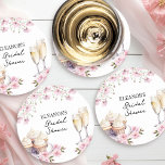 Posavasos Redondo De Papel Flores silvestres rosadas Gafas de champán y paste<br><div class="desc">Pegatinas de la ducha con champán. Este delicado diseño cuenta con copas de champán, pastelitos y flores rosas con tipografía escrita a mano. Perfecto para duchas de novias rosas, pétalos o perlas y temas de procesco, brunch y burbuja, té de la tarde, etc. Por favor, navegue por mi colección de...</div>