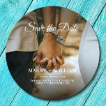 Posavasos Redondo De Papel Foto Guardar La Boda Elegante De Fecha<br><div class="desc">Minimal Reemplace su plancha de fotos Guardar la tarjeta de fecha Elegante foto para el aniversario del boda. Puede reemplazar fácilmente su foto al guardar la plantilla de fecha. La tarjeta fotográfica de invitación a la boda de compromiso. Tarjeta de evento de presupuesto para recuerdos. Sencillo y elegante guardar la...</div>