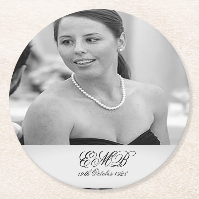Posavasos Redondo De Papel Fotos de cumpleaños en hitos Elegante blanco negro (Anverso)