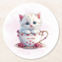 Gatito en tostadora de papel con flores rosas de l