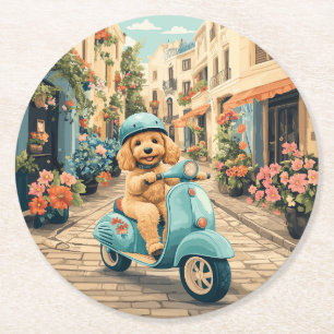Posavasos Redondo De Papel Goldendoodle Perro Montando Scooter Calles Europea