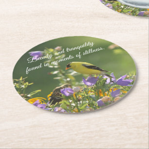 Posavasos Redondo De Papel Goldfinch en una flor harebell