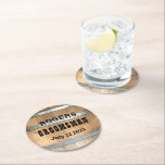 Posavasos Redondo De Papel Groomsman Whiskey Barrel personalizado<br><div class="desc">Gracias a sus padrinos con este diseño rústico de barril de whisky con tipografía occidental audaz. Personalice este diseño con su nombre de padrino y fecha de boda. Hace un gran regalo.</div>