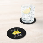 Posavasos Redondo De Papel Guión de pincel Color de agua negro Lemons Limonce<br><div class="desc">Lemones acuarelas de escritura de pincel moderno cuando la vida te da lemas de hacer tiras de papel de Limoncello</div>