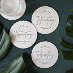 Posavasos Redondo De Papel HARLOW Boda moderno El amor es embriagador<br><div class="desc">Harlow Collection: una combinación perfecta de elegancia y modernidad. Está diseñado con un tipo de letra de guión moderno que exude estilo y elegancia. Cada producto de la colección está diseñado cuidadosamente para mostrar un aspecto atemporal y de tendencia.</div>