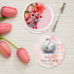 Posavasos Redondo De Papel Hermoso Favor de Baby Shower de Swan Floral Damask<br><div class="desc">Descubra el encantador encanto de nuestra colección "Beautiful Swan Pink Floral Damask Chica Baby Shower". Sumérjase en la elegancia de un cisne capturado en su momento más impresionante, con las alas desplegadas en una elegante pantalla. Delicadas flores rosadas de loto adornan el primer plano, con pétalos besando suavemente el borde...</div>