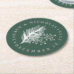 Posavasos Redondo De Papel Holly y Pine Boda Personalizado<br><div class="desc">Las galaxias verdes de los cazadores invernal ricos están diseñadas para coordinarse con nuestra colección de bodas Holly y Pine. El diseño presenta una rama de bayas huecas y una masa de pino en blanco sobre un fondo verde cazador, rodeado por su elección de texto personalizado, mostrado con sus nombres...</div>