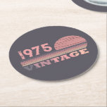 Posavasos Redondo De Papel Ideas de regalo de cumpleaños 50 vintage personali<br><div class="desc">Haga especial su cumpleaños con este diseño único. Añada un toque de elegancia sofisticada a su celebración de cumpleaños con nuestros exquisitos diseños únicos. Estos gráficos aportan sofisticación y originalidad a cualquier producto, creando un regalo memorable y elegante. Son perfectas para aquellos que aprecian un toque de glamour eterno en...</div>