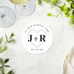 Posavasos Redondo De Papel Iniciales monográficas de boda personalizadas con<br><div class="desc">Las bodas modernas y minimalistas presentan un diseño de monograma personalizado sencillo y moderno con un corazón delineado que puede ser personalizado con las iniciales y la fecha boda de la pareja, así como una cita personalizado "Siempre fuiste tú". Los colores clásicos en blanco y negro se pueden modificar para...</div>