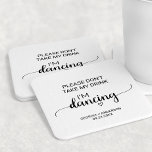 Posavasos Redondo De Papel La caligrafía simple no me bebo, estoy bailando<br><div class="desc">Esta simple caligrafía de "por favor no tomes mi bebida bailando" es perfecta para una simple recepción de bodas. El diseño minimalista incluye un elegante guión de broche y un bonito corazón femenino.</div>