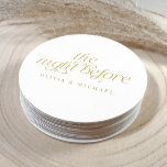 Posavasos Redondo De Papel La noche antes del ensayo de Boda de oro<br><div class="desc">Elegante Decoración de la cena: Aplique un toque refinado a su evento con estos elegantes apetitosos ensayos de oro. Con "la noche anterior" en un guión elegante,  son perfectas para una decoración pre-boda que se siente personalizada y atemporal.</div>
