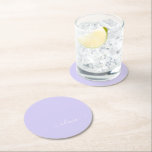 Posavasos Redondo De Papel Lavender Purple Modern Script Girly Monograma Nomb<br><div class="desc">Lavender Purple Simple Script Monograma Nombre Papel Ataque. Esto hace que la graduación perfecta,  el cumpleaños,  el boda,  la ducha de novia,  el aniversario,  la ducha de bebé o la fiesta de soltera sea un regalo para alguien que ama el lujo glam y los estilos de moda.</div>