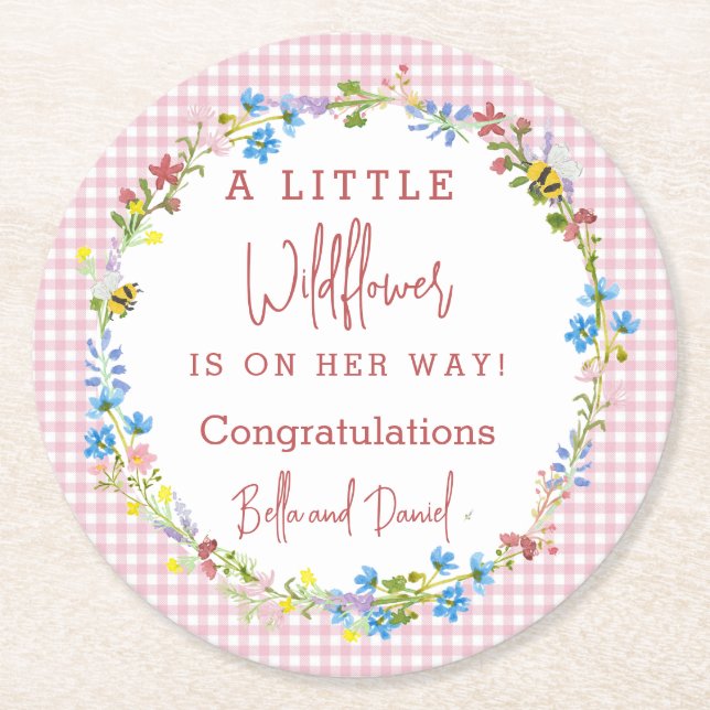 Posavasos Redondo De Papel Little Wildflower Está En Camino De Baby Shower (Anverso)