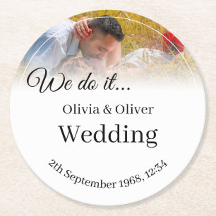 Posavasos Redondo De Papel Lo hacemos - Pareja besándose en un prado