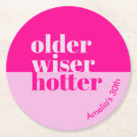 Posavasos Redondo De Papel Mayor, más inteligente, más caliente Aniversario r<br><div class="desc">Celebre con estilo y añada un toque de sofisticación a su fiesta de cumpleaños adulto con nuestras tartas de cumpleaños para adultos "Older, Wiser, Hotter". Estas placas de papel de bonito diseño presentan un minimalista y audaz tema rosa que exuda elegancia y encanto. El tema "Más viejo, mejor, más caliente"...</div>
