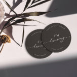 Posavasos Redondo De Papel Minimalista negro no bebas mi bebida estoy bailand<br><div class="desc">Diseñado para coordinar con para la colección de invitaciones a bodas "Pure". Para cambiar detalles, haga clic en "Detalles". Para mover el texto o cambiar el tamaño, la fuente o el color, haga clic en "Editar usando la herramienta de diseño". Vea el enlace de la colección en esta página para...</div>