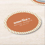 Posavasos Redondo De Papel Moda moderna Terracotta Dots Bridal Shower Persona<br><div class="desc">Añade un toque divertido y personalizado a tu ducha de novias con estas adorables galas. El diseño combina un cálido centro de terracota con un elegante texto en blanco, enmarcado por un divertido círculo geométrico crema que combina el encanto retro con el estilo moderno. Perfectas para los temas de boho,...</div>