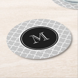 Posavasos Redondo De Papel Modelo gris de Quatrefoil, monograma negro