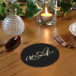 Posavasos Redondo De Papel Monograma Black Gold Elegant Script Name<br><div class="desc">Eleva el ajuste de la mesa con estos lujosos recubrimientos de papel monograma en blanco y negro con un elegante tipo de letra de guión. Perfecto para fiestas de cócteles, reuniones formales y celebraciones especiales, estas galerías personalizadas le dan un toque refinado a cualquier evento. Personalizar con sus iniciales o...</div>