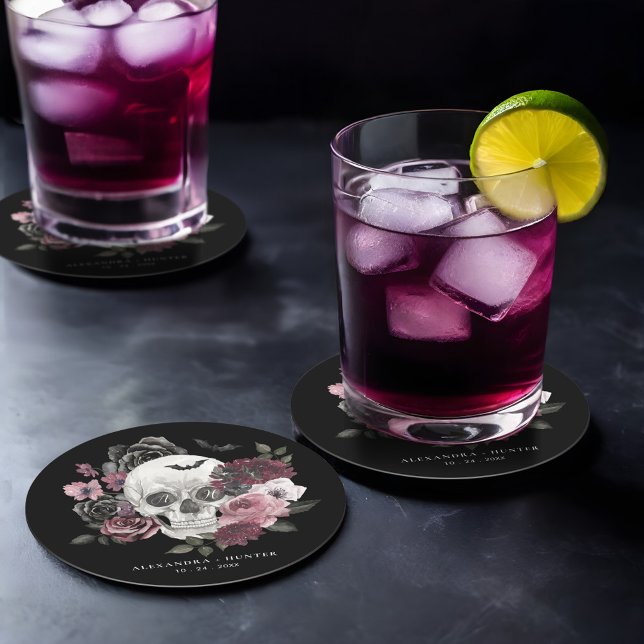Posavasos Redondo De Papel Monograma Boda de cráneo floral gótica (Gothic Floral Watercolor Skull Wedding Monogram Round Paper Coaster)
