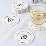 Posavasos Redondo De Papel Monograma de Boda blanco y negro<br><div class="desc">Sencillas galeras blancas para la hora de coctelería o recepción de tu boda, con sus iniciales trabajadas en un diseño de monograma, unidas por un grabador decorativo y en negro crujiente. Sus nombres y la fecha de su boda aparecen en letras negras, curvadas alrededor del exterior. Diseñado para coordinar con...</div>