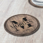 Posavasos Redondo De Papel Monograma Familia Inicial Nombre Faux Faux Wooden<br><div class="desc">Monograma Nombre de Familia Inicial Monstruo Rústico Papel De Madera.</div>