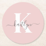 Posavasos Redondo De Papel Monogramado el nombre inicial de color gris rosado<br><div class="desc">Estos elegantes y sencillos embutidos de papel redondo rosa rosa con tu nombre en un tipo de letra de guión de moda en gris y tu primera inicial en un moderno tipo de letra en blanco son perfectos para mantener tus mesas y mostradores libres de anillos de agua. Absorben gotitas...</div>