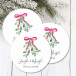 Posavasos Redondo De Papel Navidades De Jingle Y Mingles Personalizados<br><div class="desc">Estos Navidades fiestas de papel castrador están decorados con mistletoe verde acuarela,  una cinta roja,  y elegante tipografía de escritura que dice "Jingle y mingle" Fácilmente personalizable. Acuarela original © Michele Davies.</div>