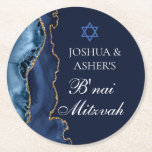 Posavasos Redondo De Papel Navy Blue Gold B'nai Mitzvah Elegante Fiesta<br><div class="desc">Elegante ágata azul marino y oro decora esta montaña de papel de B'nai Mitzvah fiesta para una familia judía que celebra que su hijo sea llamado a la Torá. Los dos nombres están escritos en un bello guión formal bajo la Estrella de David para una celebración conjunta.</div>