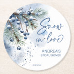 Posavasos Redondo De Papel Nieve en amor favores de ducha de novias en invier<br><div class="desc">Nieve en amor ducha de novias de invierno favorece una plantilla monogramada personalizada de posavasos, bayas de invierno azul polvoriento sobre ramas de pino nevado copos de nieve, duchas de novias de invierno decoración personalizada decoración de mesa posavasos de papel personalizados, ducha de novias de invierno suministros de fiesta, ducha...</div>