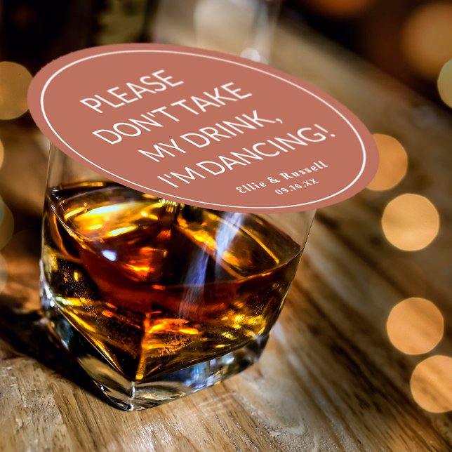 Posavasos Redondo De Papel No tomes mi bebida estoy bailando Boda Dusty Rosa (Don't Take My Drink I'm Dancing Wedding Round Rustic Terracotta Paper Coaster)