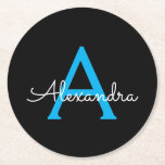 Posavasos Redondo De Papel Nombra de monograma de guión azul negro<br><div class="desc">Máscaras de papel monograma con escritura simple negra y azul. Esto hace que la graduación perfecta,  el cumpleaños,  el boda,  la ducha de novia,  el aniversario,  la ducha de bebé o la fiesta de soltera sea un regalo para alguien que ama el lujo glam y los estilos de moda.</div>