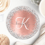 Posavasos Redondo De Papel Nombre del monograma del Purpurina Metalizado cepi<br><div class="desc">Personaliza fácilmente este diseño de moda de moda con un purpurina brillante de bonito plateado sobre un fondo metálico rosa de color dorado.</div>
